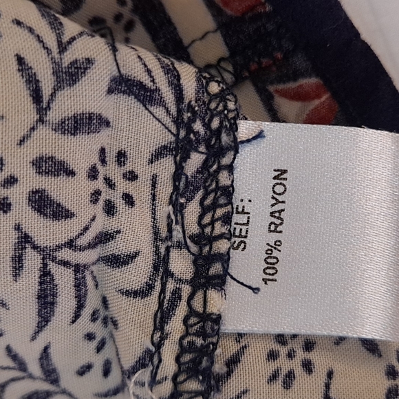 Fleur Elise wrap in large. 100% rayon. Red, white and navy in color. - Picture 4 of 5